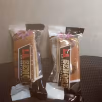 کیک دولایه روغنی لاسنور با طعم زعفران و در طعم های موزی پرتغالی توت فرنگی و شکلاتی