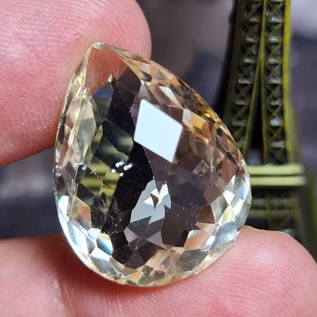  نگین فوق العاده زیبا و خوش رنگ سیترین اصل معدنی با وزن 28قیراط 
کد  26199
