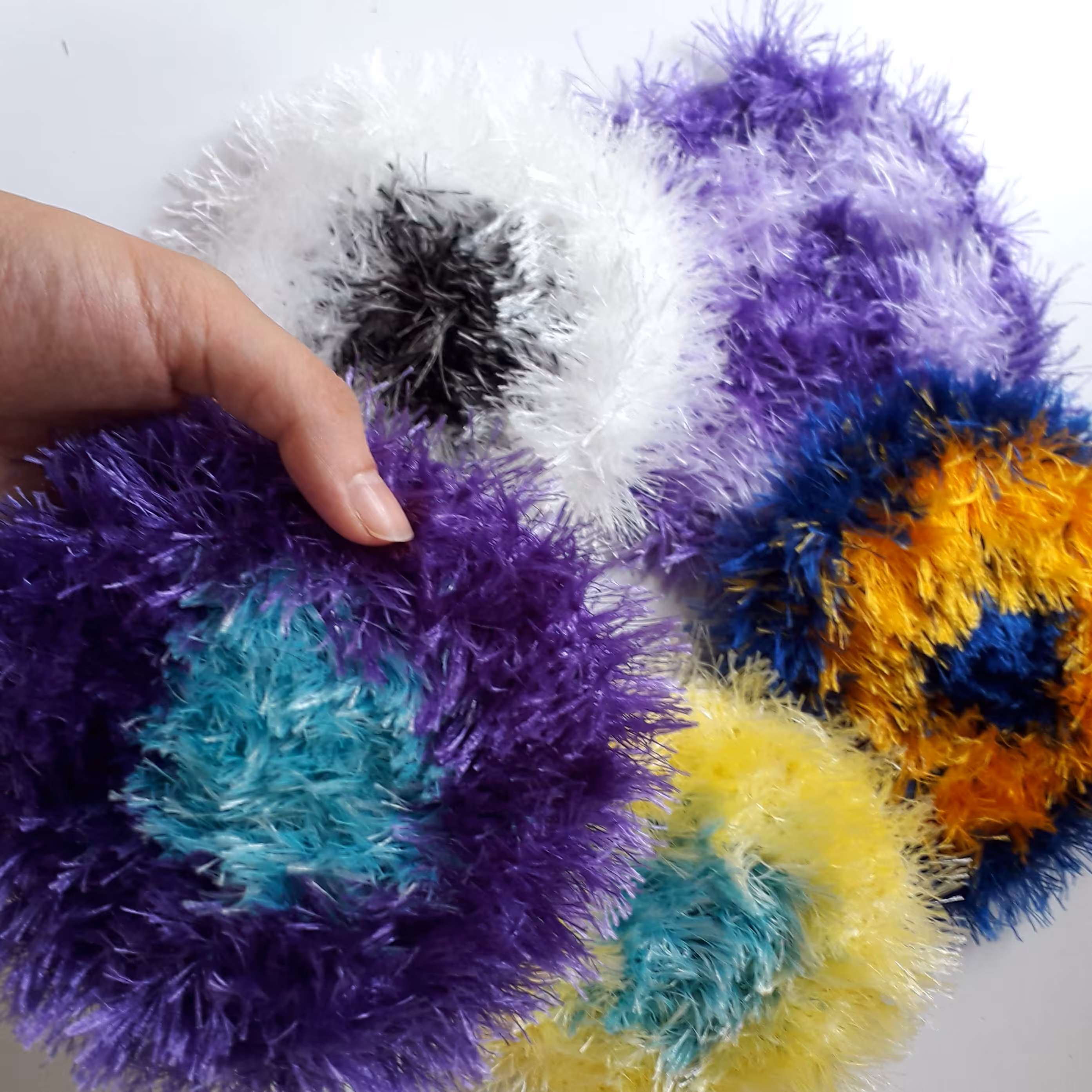 اسکاج بافتنی بزرگ  در  رنگ  های مختلف 