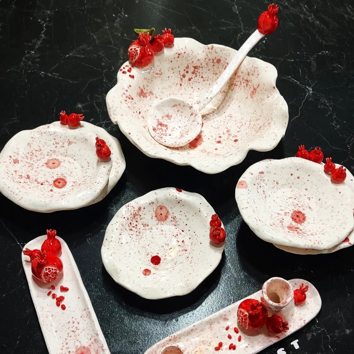 مجموعه ظروف پذیرایی سرامیکی  دست ساز  برجسته طرح انار