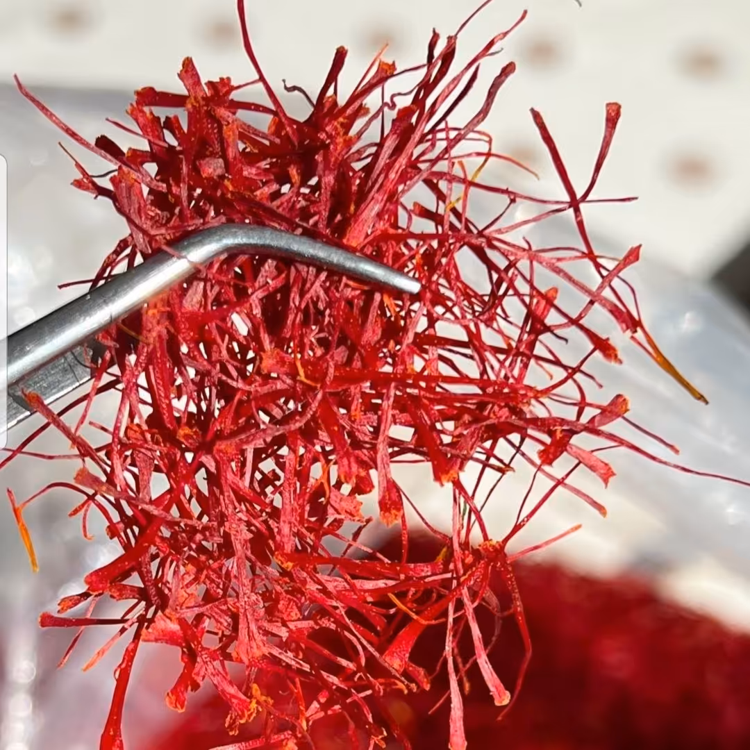  زعفران سوپر نگین اتویی  طلای سرخ از قلب همدان(5.گرم)