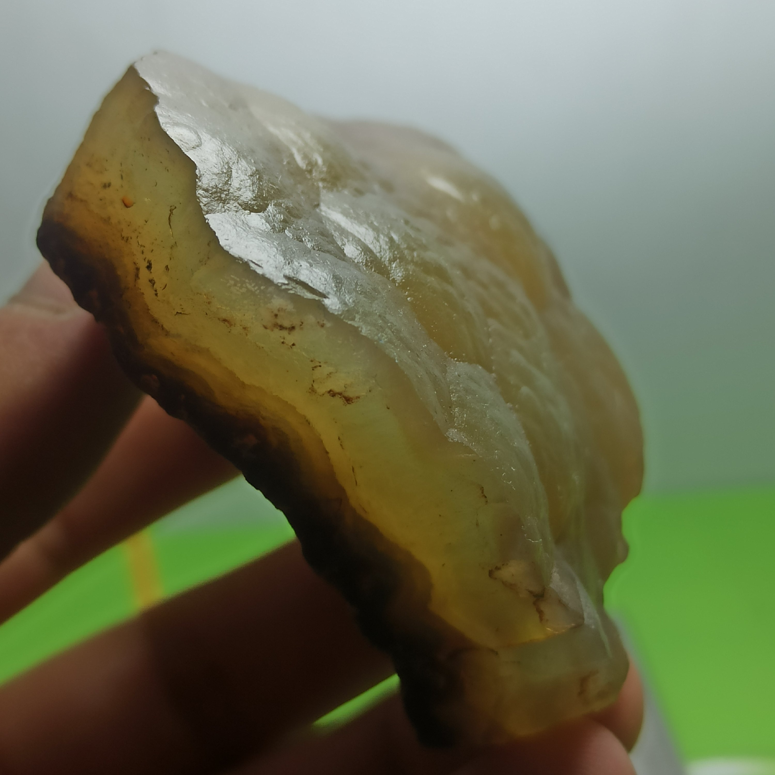 سنگ راف عقیق تاولی رنگ سبز زیتونی خاص و منحصر و زیبا 