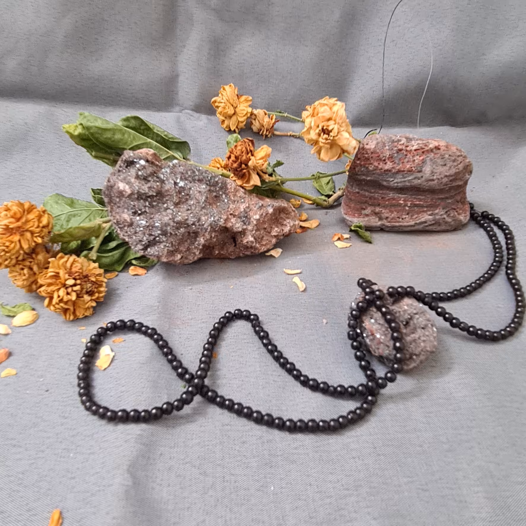 مروارید سنگی شماره 4( مشکی) جهت ساخت انواع بدلیجات وجواهر دوزی وگلدوزی روی لباس بصورت بن