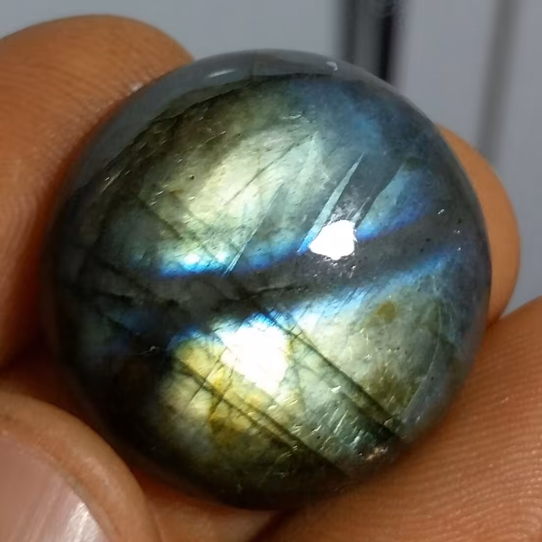 نگین لابرادوریت هفت رنگ وارداتی از کشور لابرادور کانادا با تلالوئ بسیار بی نظیر و کمیاب کد 11142