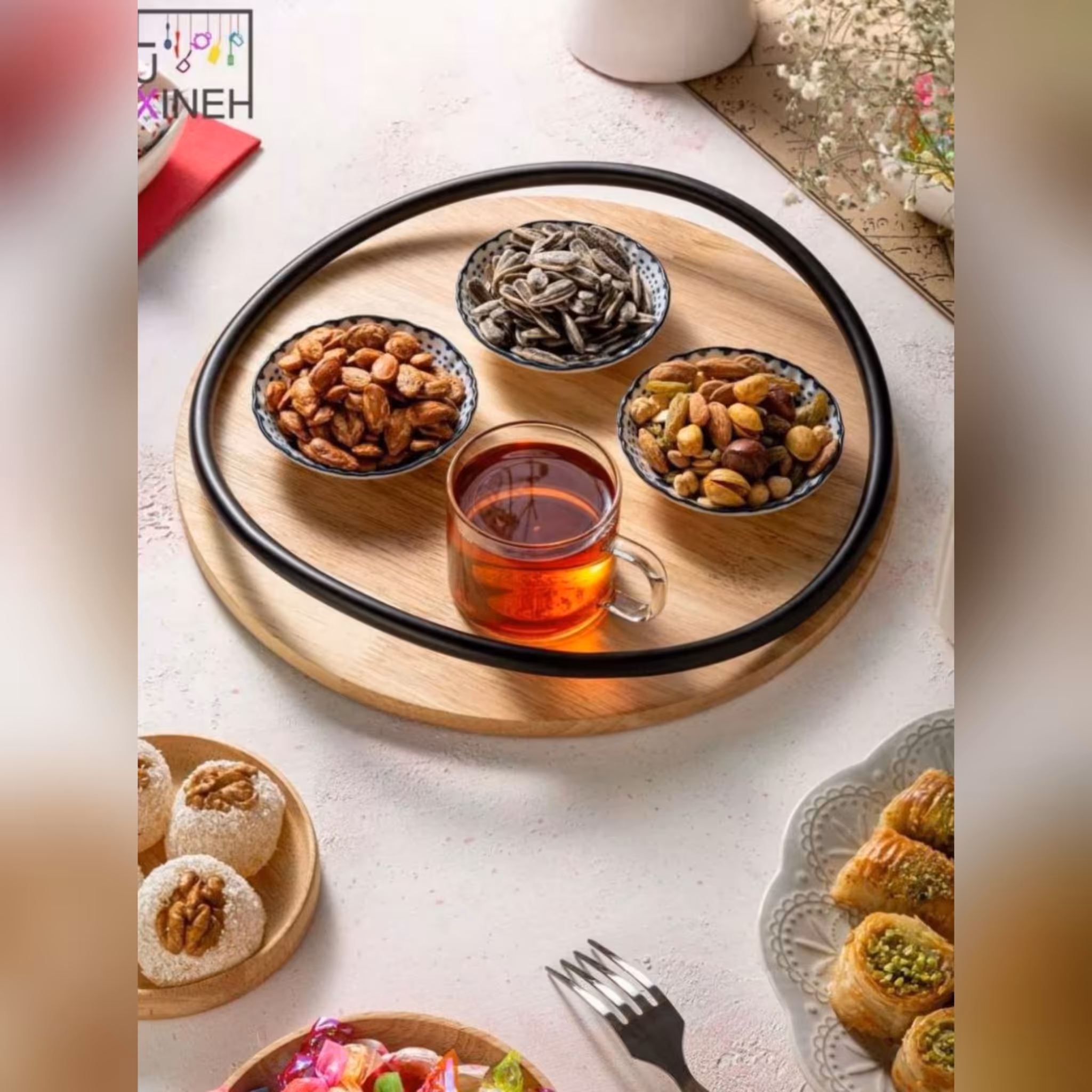 سینی گرد چوبی با دسته منحنی فلزی ، مناسب برای سرو و پذیرایی و دیزاین