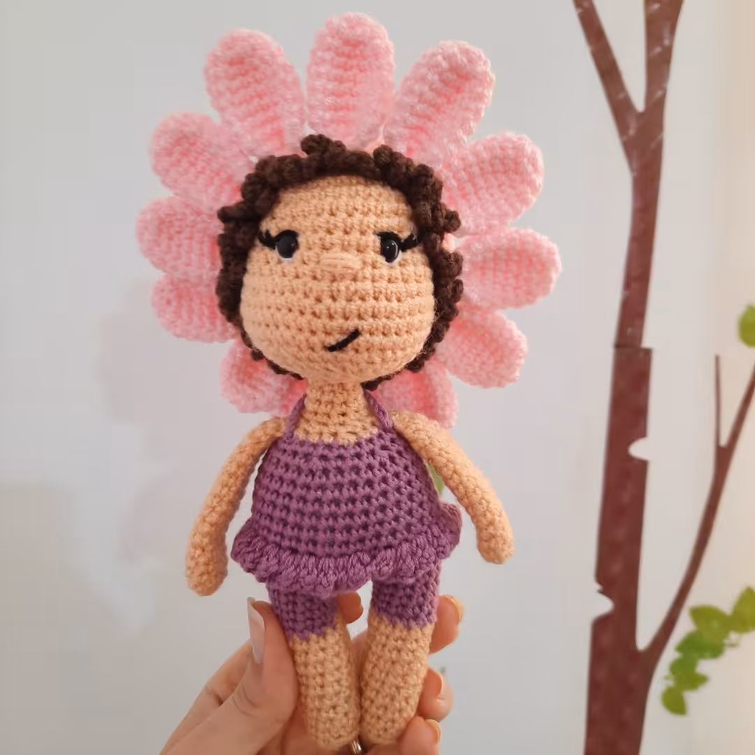 عروسک بافتنی دختر گلی  قد حدود 27 سانت