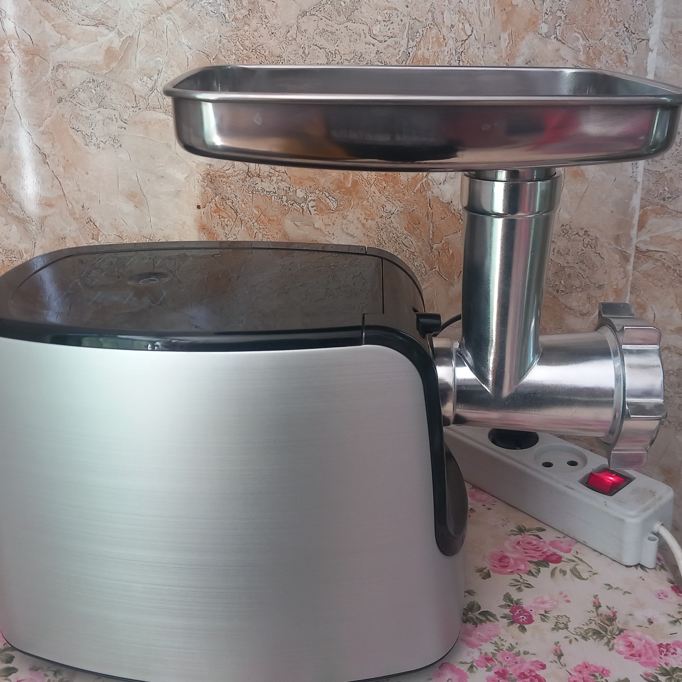 چرخ  گوشت  بوش  اصلی  آلمان لمسی  قفل کودک دارد رنگ نقره ای مشکی 