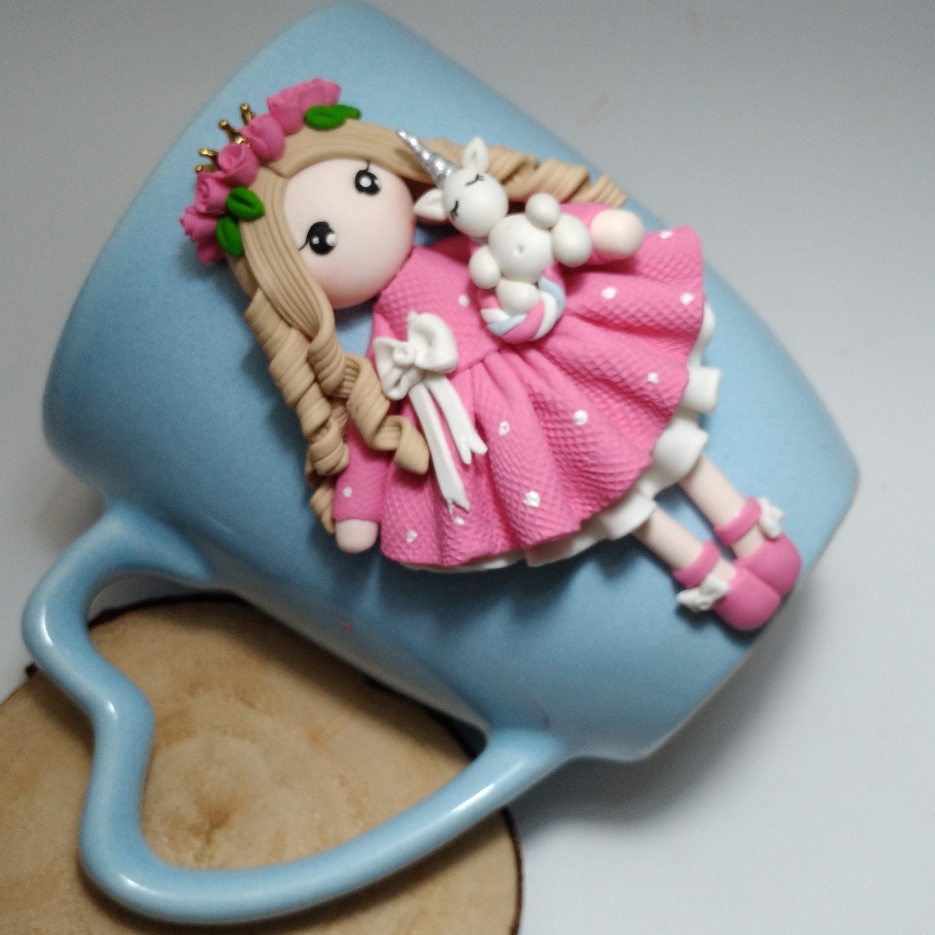 ماگ دختر یونیکورن دستساز ساخته شده با خمیر پلیمری 