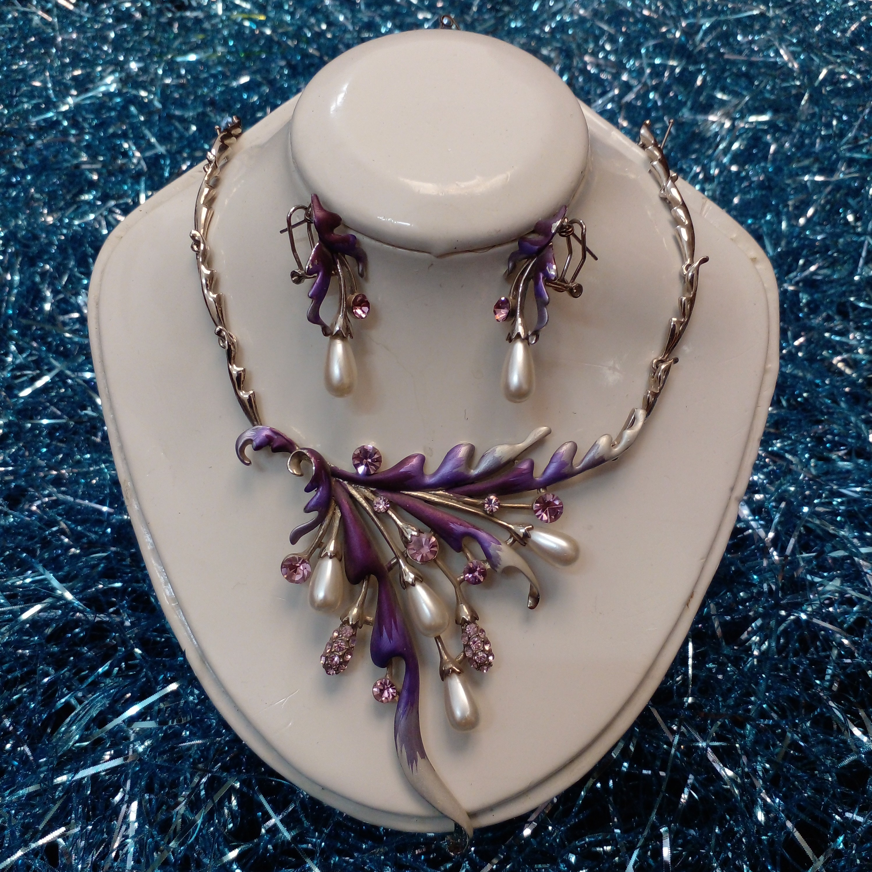 نیم ست گردنبند و گوشواره رنگ بنفش مدل گل مروارید و نگین دار  (بدلیجات مجلسی)