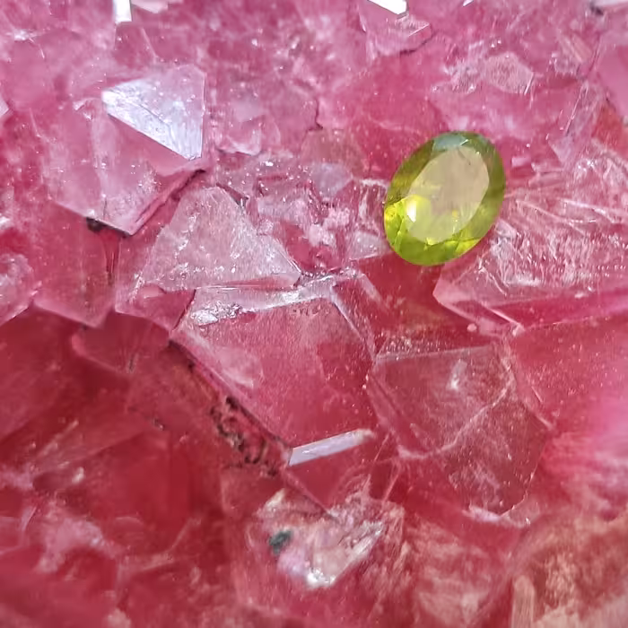 زبرجد پاکستانی کاملا طبیعی بدون رنگ وهیت به قیمت استثنایی فرصتی تکرارنشدنی