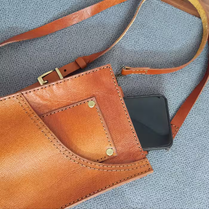 کیف چرم طبیعی بزی دست دوز طرح دوشی زنانه