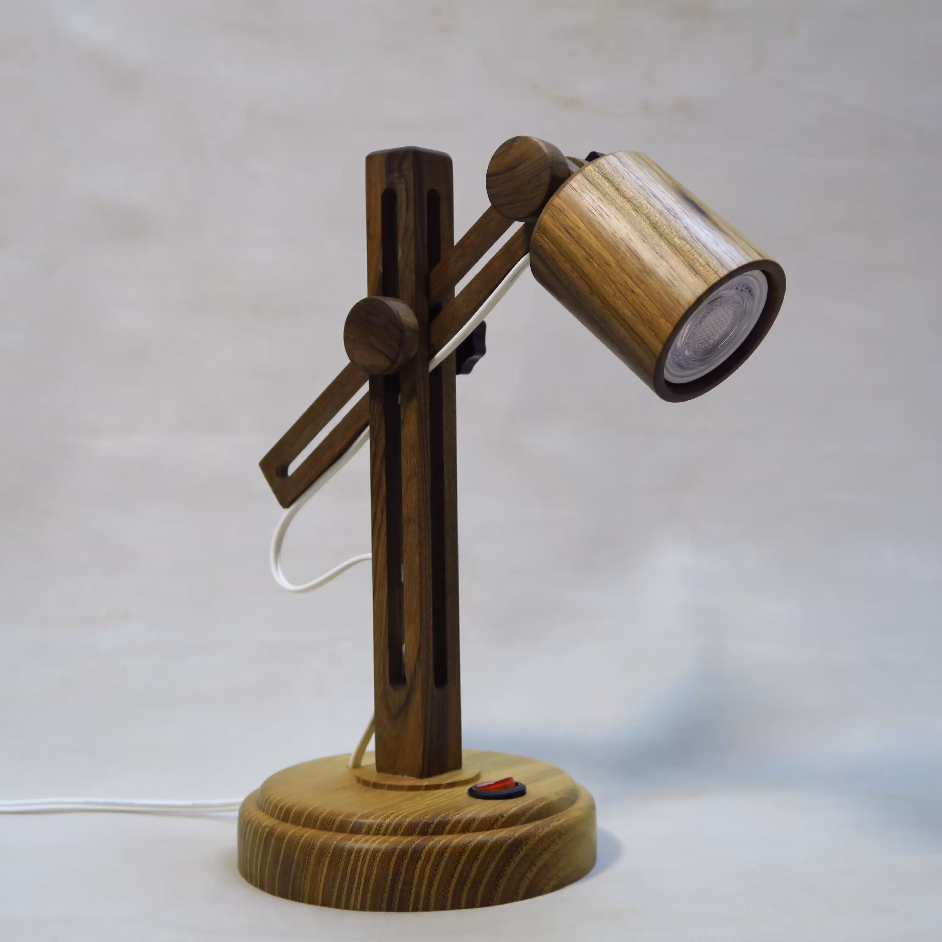 چراغ مطالعه چوبی دست‌ساز ، ساخته شده با چوب های گردو و اقاقیا 