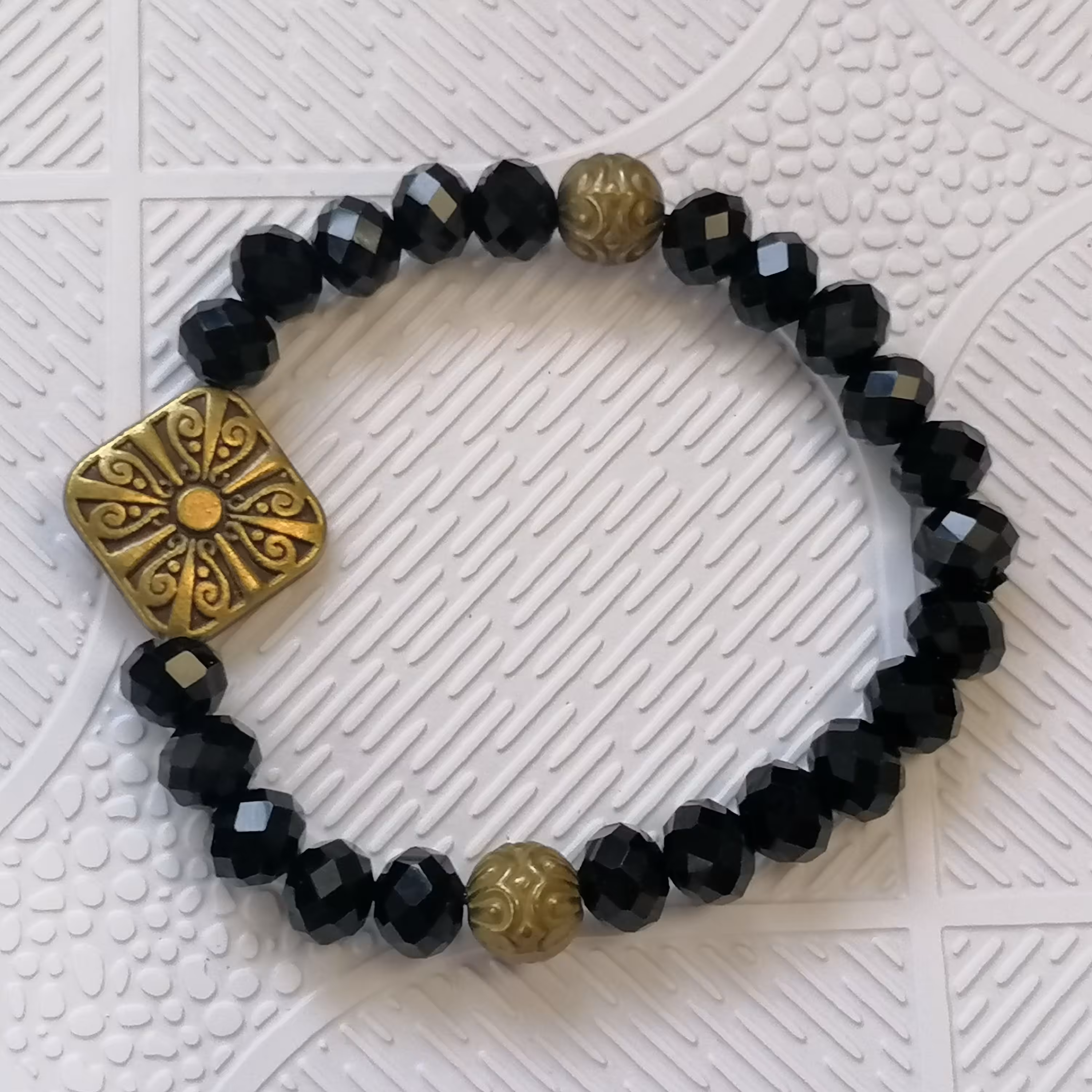 دستبند سنگ کریستال و خرجی کار