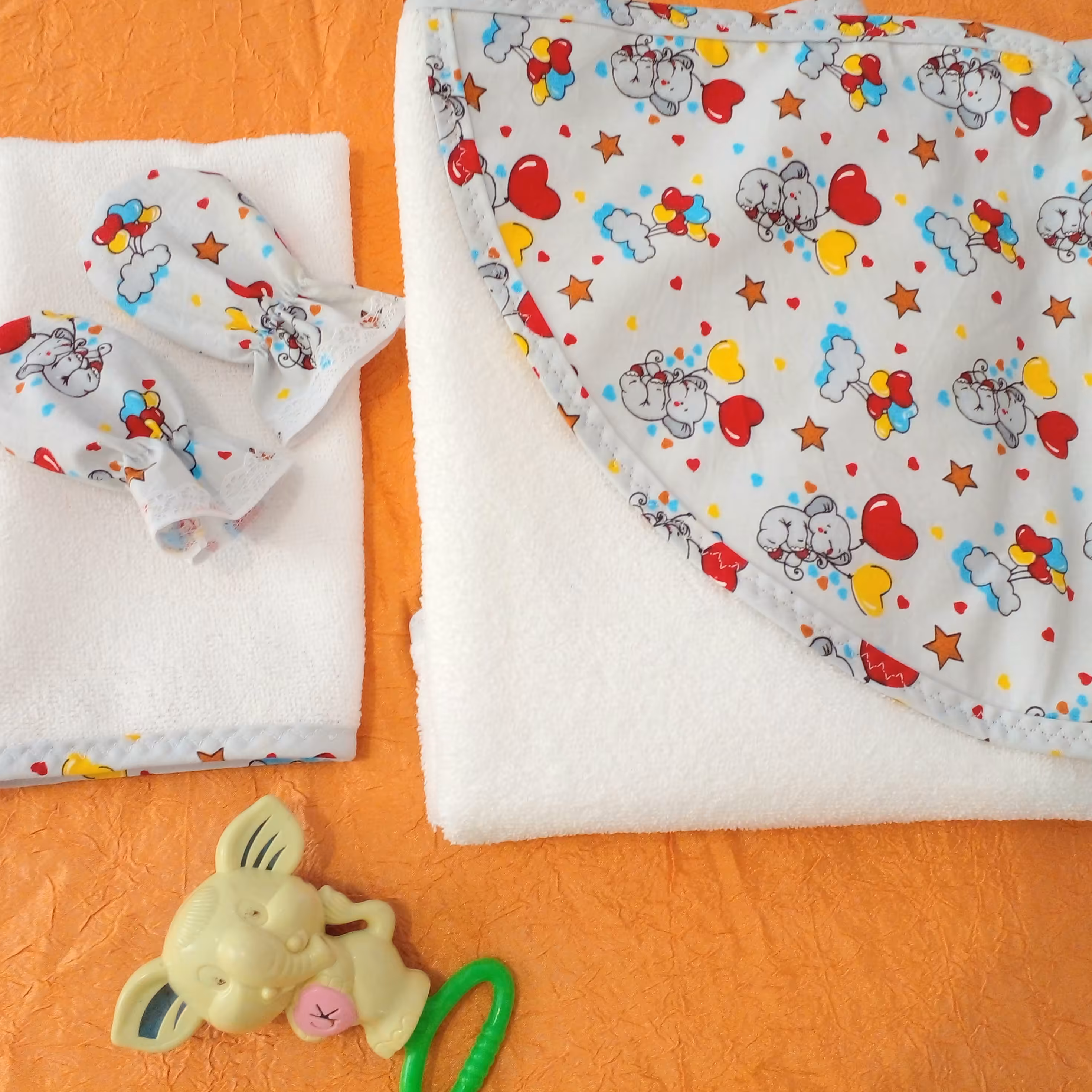 حوله نوزاد  کلاه دار همراه لیف و دستکش