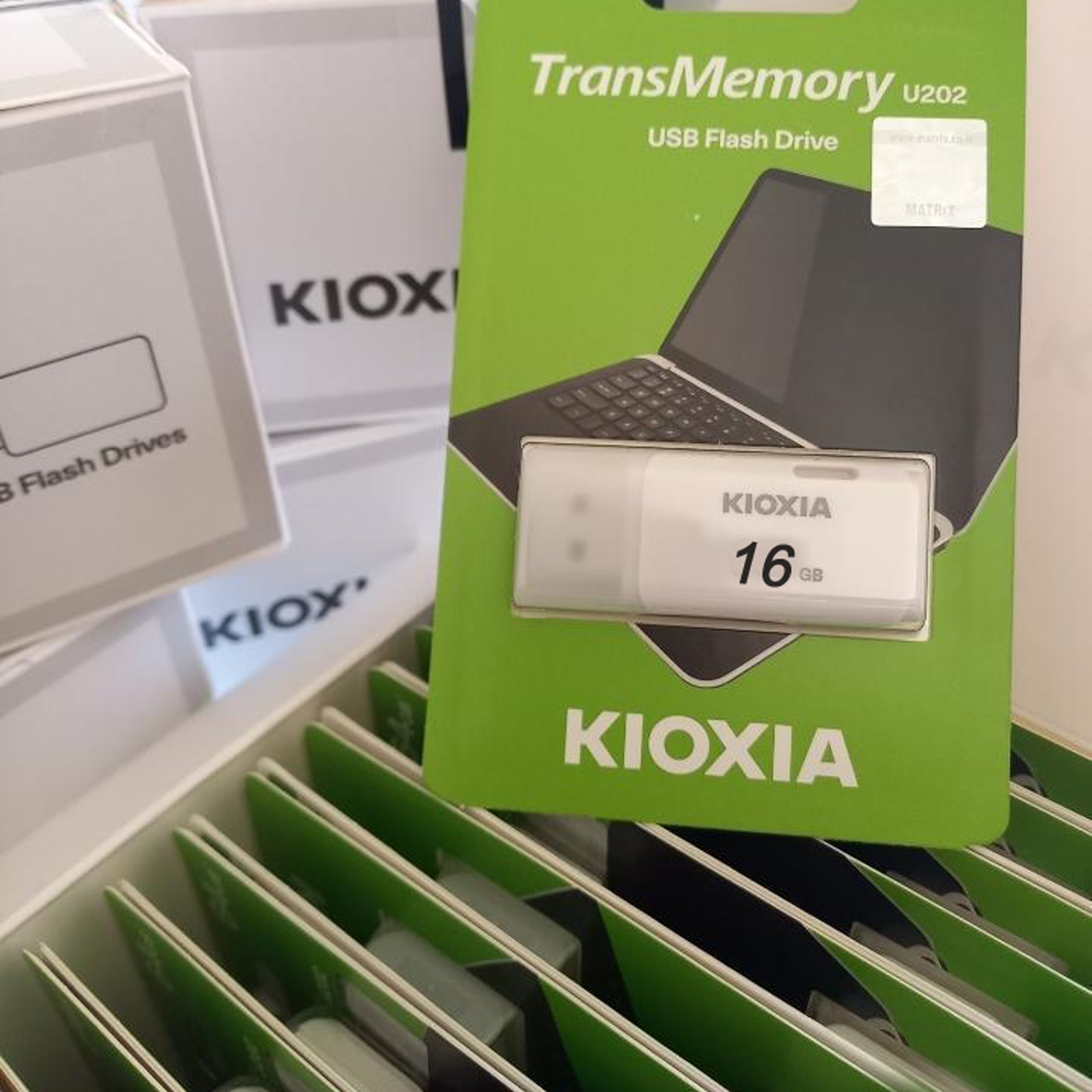 فلش 16 گیگ کیوکسیا گارانتی مادام