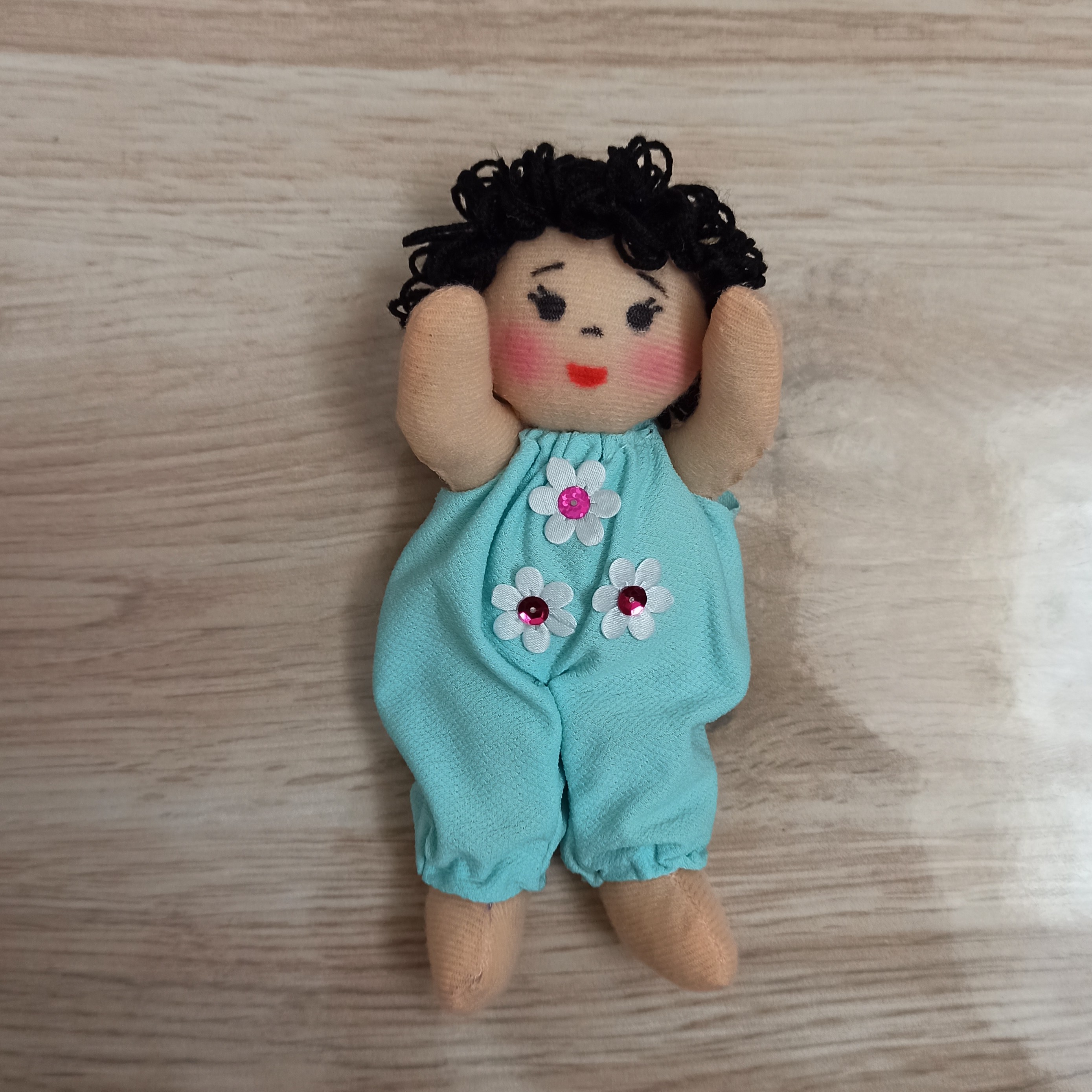 عروسک دست دوز پارچه ای موی مشکی به اندازه 20 سانتی