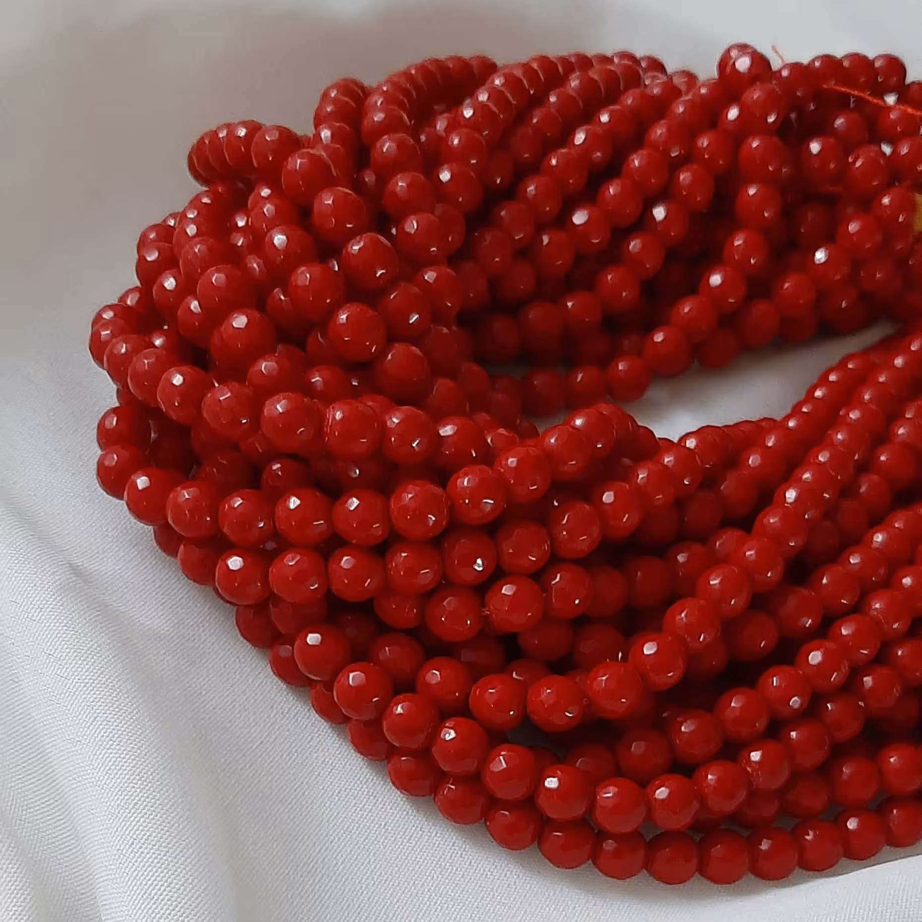 سنگ مرجان تراشدار سایز8 (بصورت بندی شامل 48 مهره)