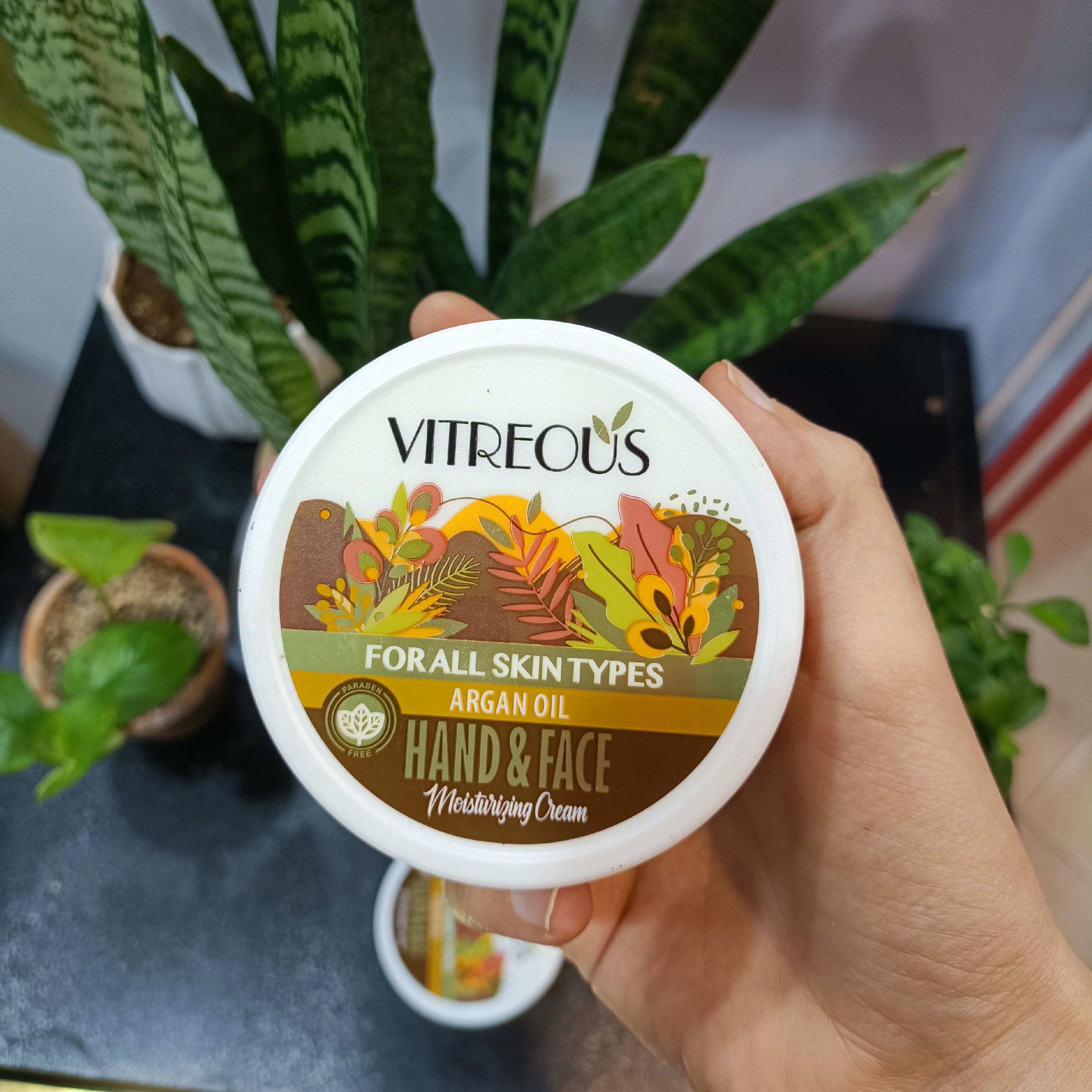 کرم مرطوب کننده دست و صورت ویتروس
حاوی روغن آرگان کاسه ای 150 گرم