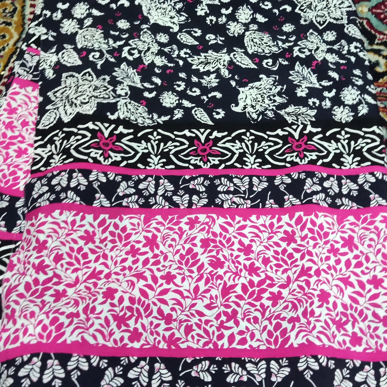 شال کرپ نخ سنتی لطیف حاشیه صورتی