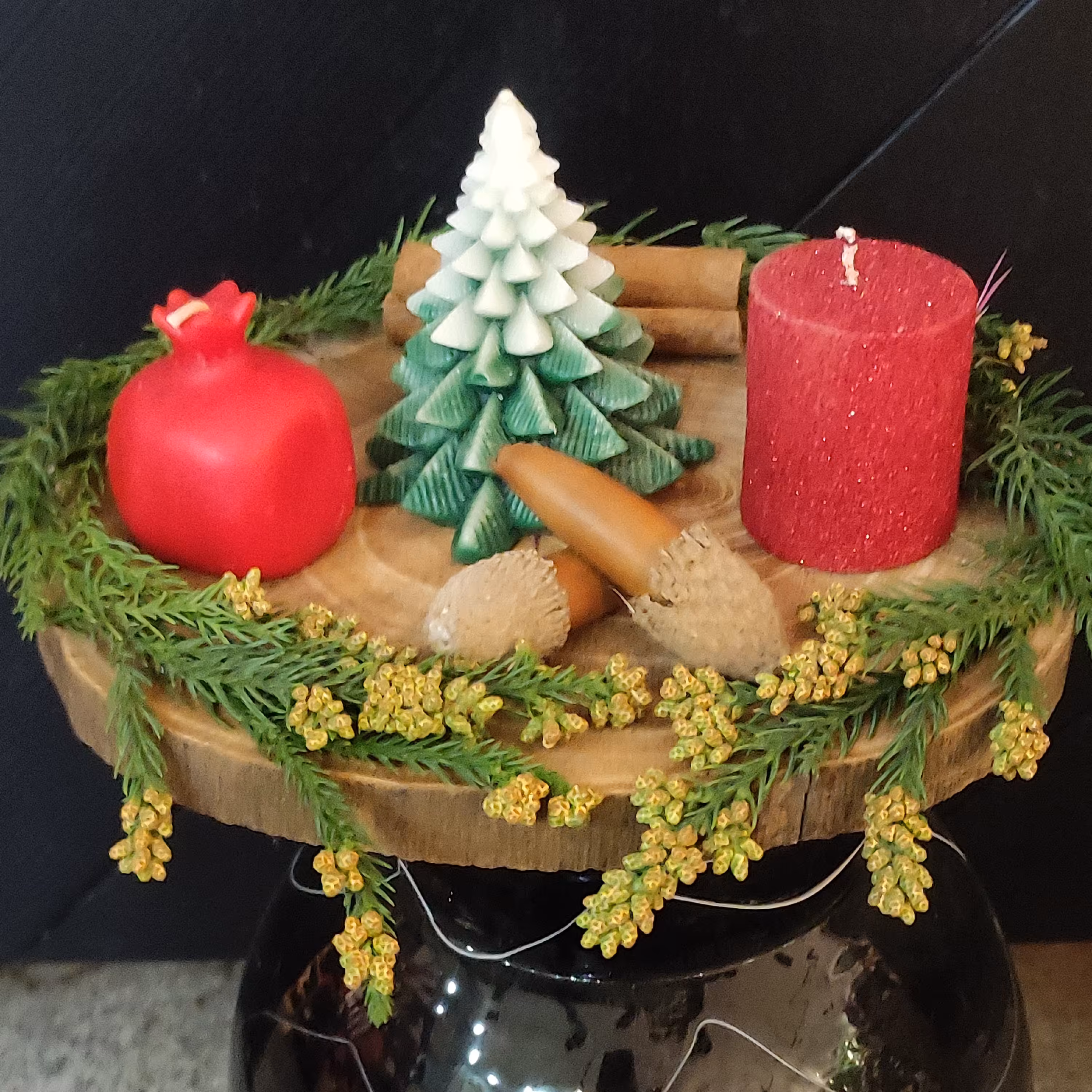 گیفت یلدایی  سایز بزرگ، پک یلدایی،درجه یک شیک  وخاص متشکل از پایه چوبی بزرگ جنس عالی  بهمراه شمع انارو کاج و بلوط 