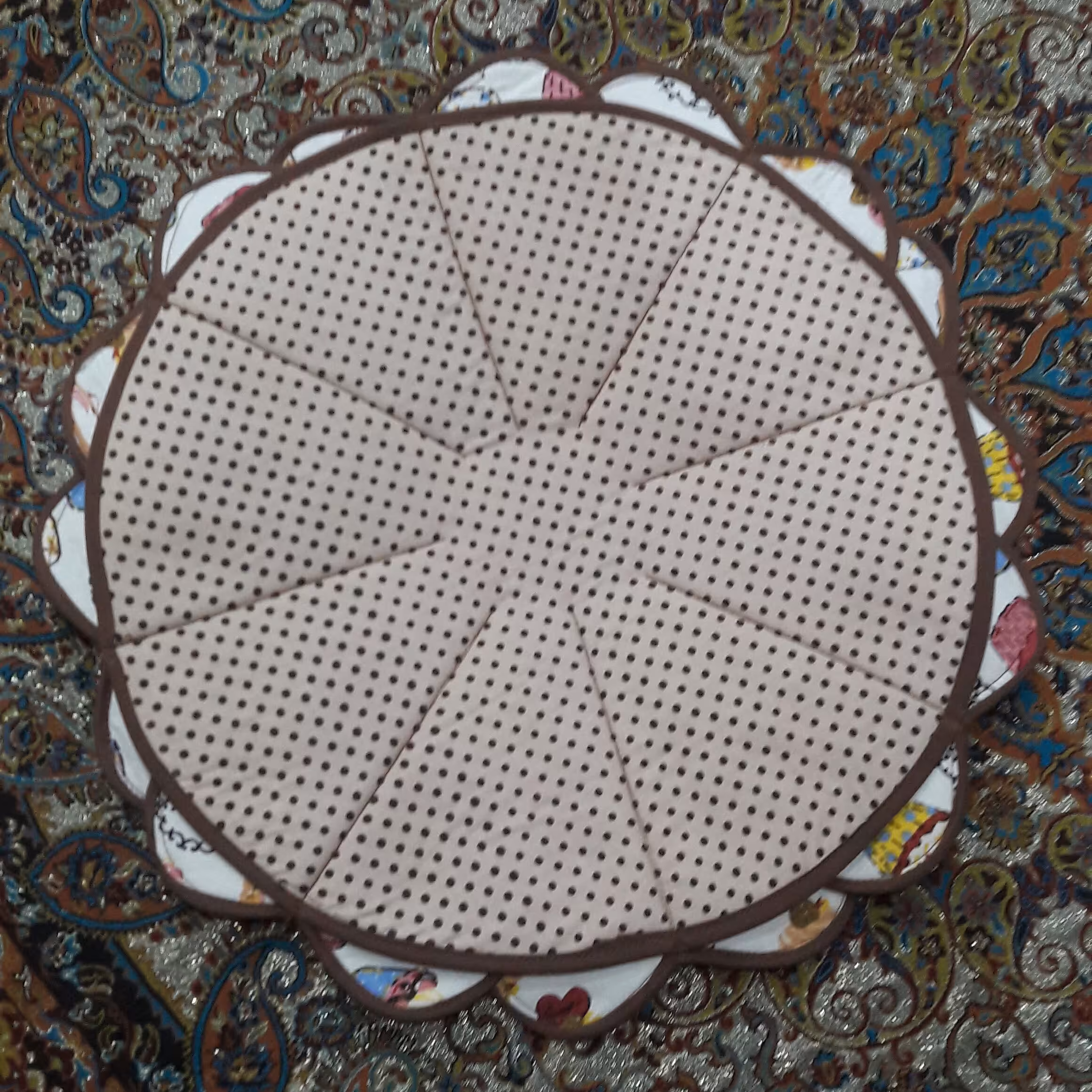 زیر قابلمه ای هشت پر گرد