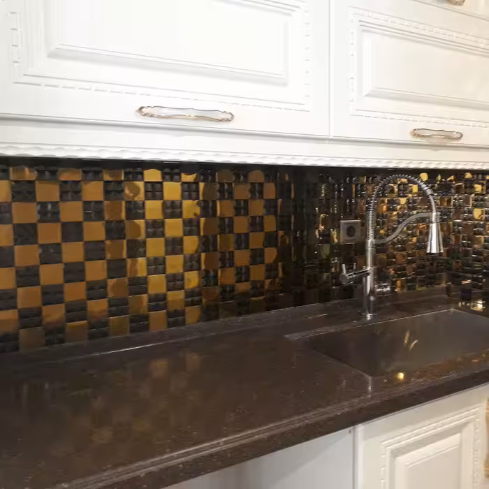 کاشی استیل بین کابینتی مقداد ابعاد تایل 30 در 30 رنگ طلایی براق میرور و مشکی براق میرور کد s922