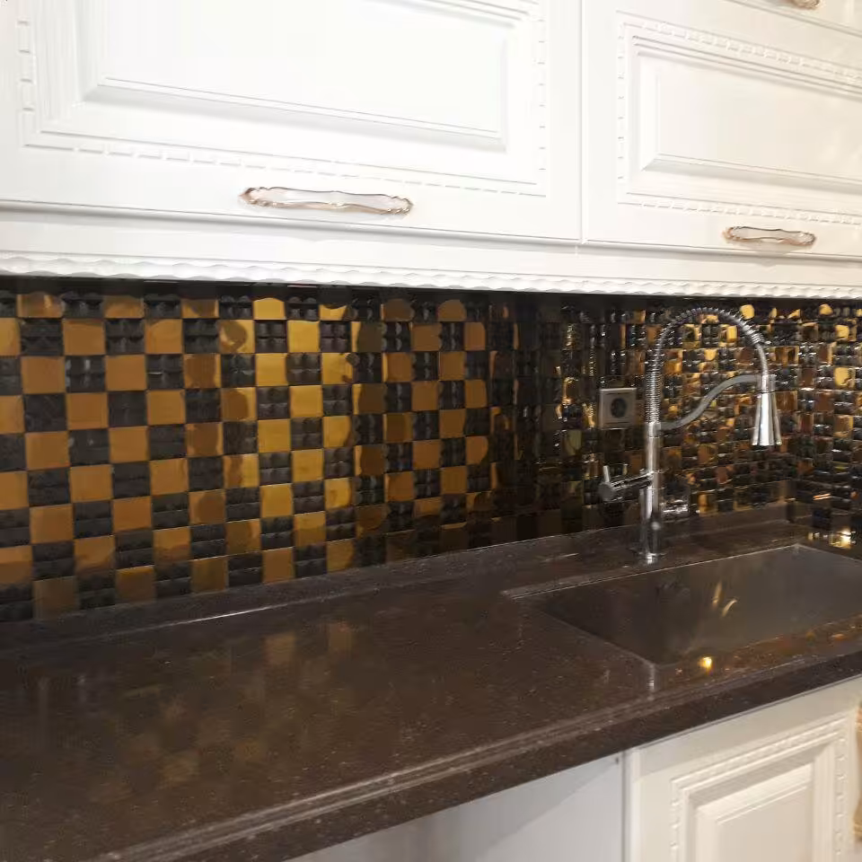 کاشی استیل بین کابینتی مقداد ابعاد تایل 30 در 30 رنگ طلایی براق میرور و مشکی براق میرور کد s922