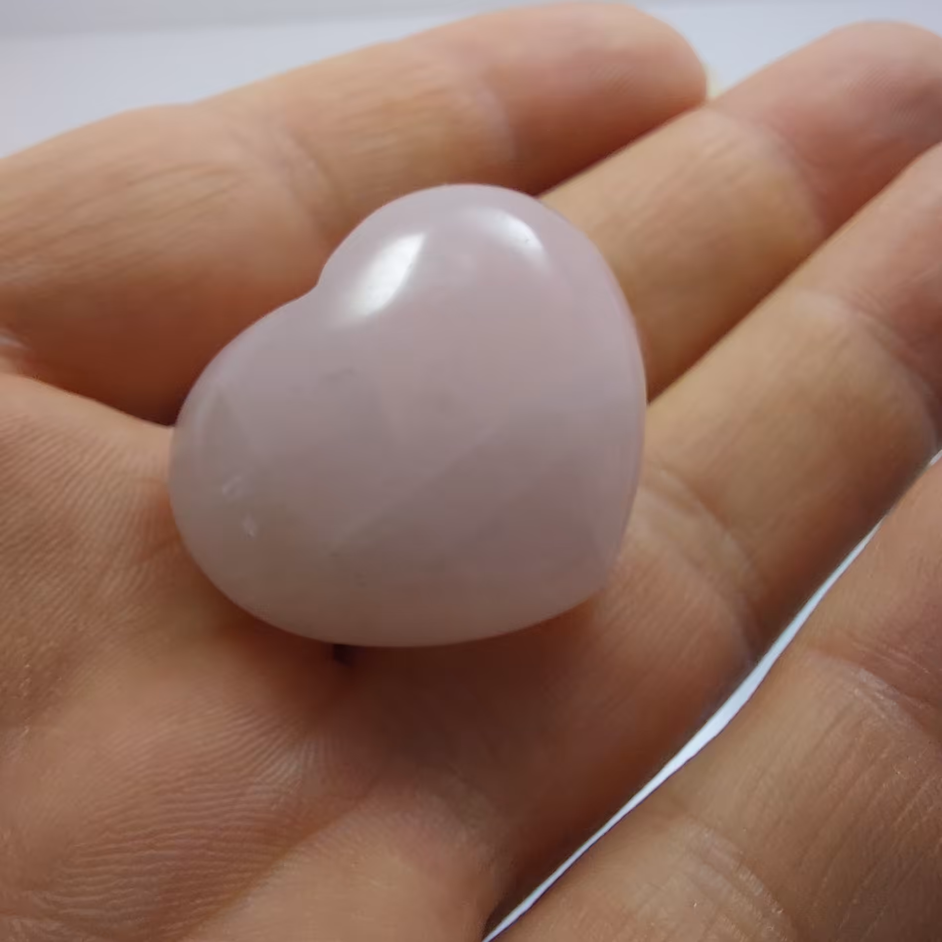 سنگ کوارتز صورتی زیبا با تراش طرح قلب و پولیش آینه ای