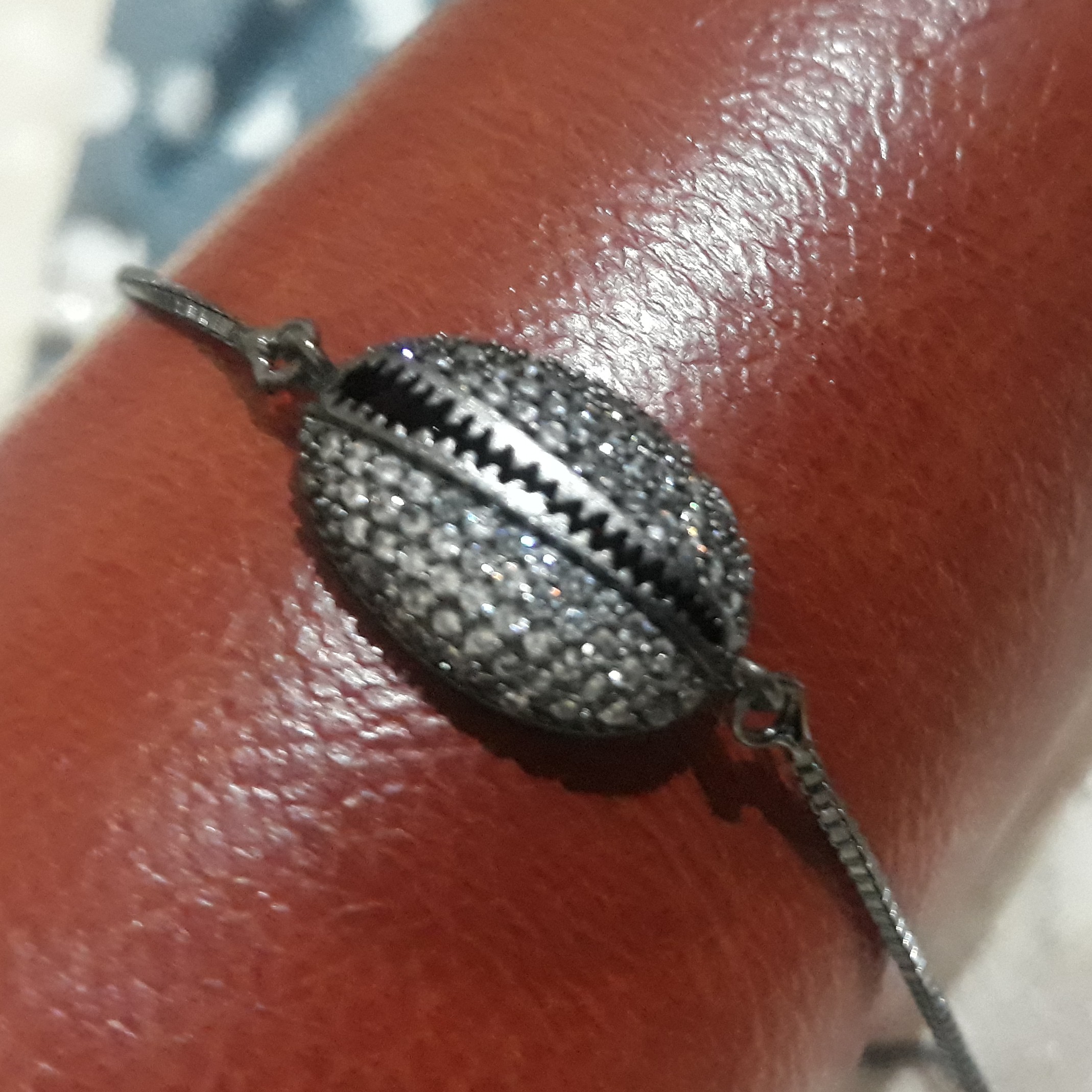 دستبند با پلاک سوارسکی صدف بابند کراواتی رنگ ثابت