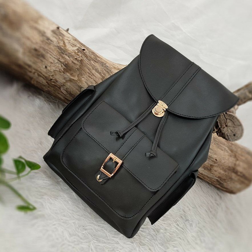 کوله پشتی اسپرت دانشجویی مدل قفل،کیفیت عاالی،جنس چرم صنعتی درجه 1 پوست نمیشه،،،ابعاد28در37،بند درجه داربسیااارپرفرررروش