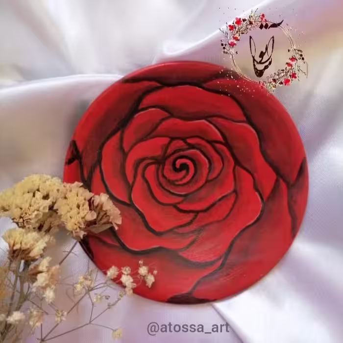 دیوارکوب سفالی،طرح گل رز قرمز، رنگ اکرولیک ضدآب دارای آویز