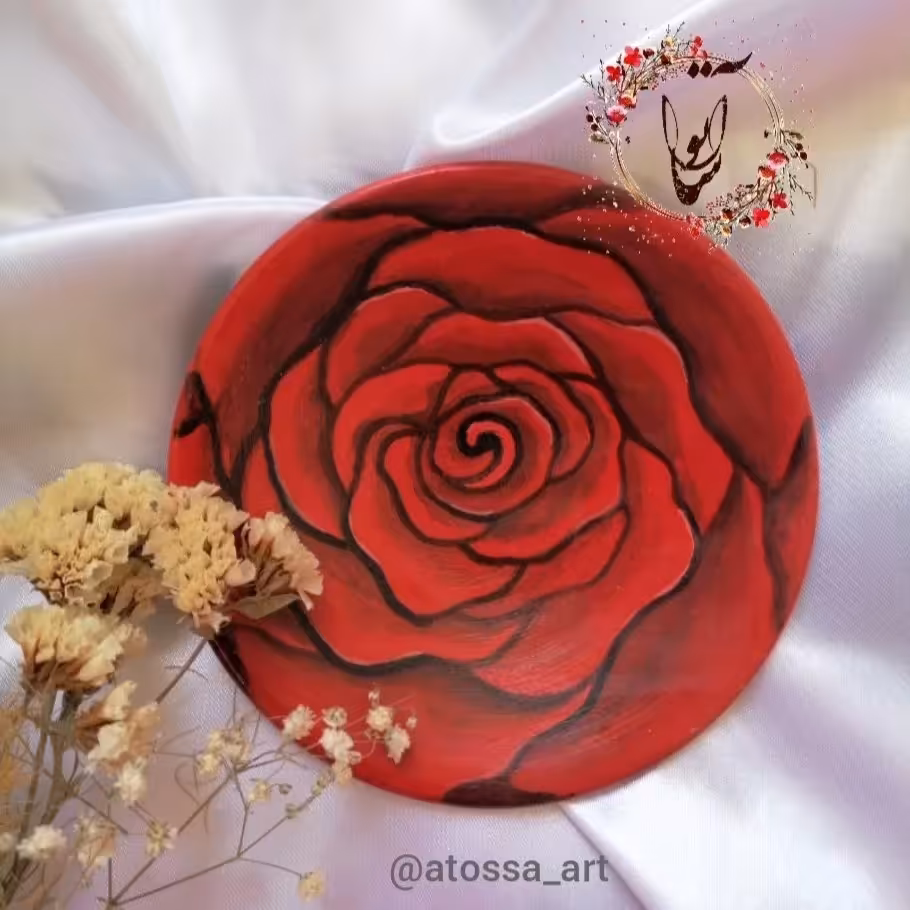 دیوارکوب سفالی،طرح گل رز قرمز، رنگ اکرولیک ضدآب دارای آویز