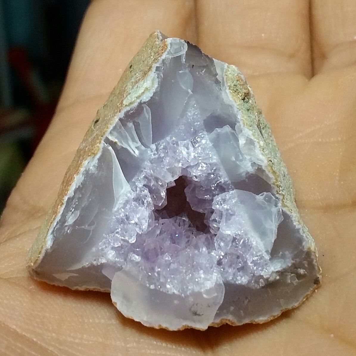 سنگ راف حبه آمتیس پر رنگ خاص بسیار زیبا دیدنی کاملا طبیعی شاهکار خلقت کد 9231