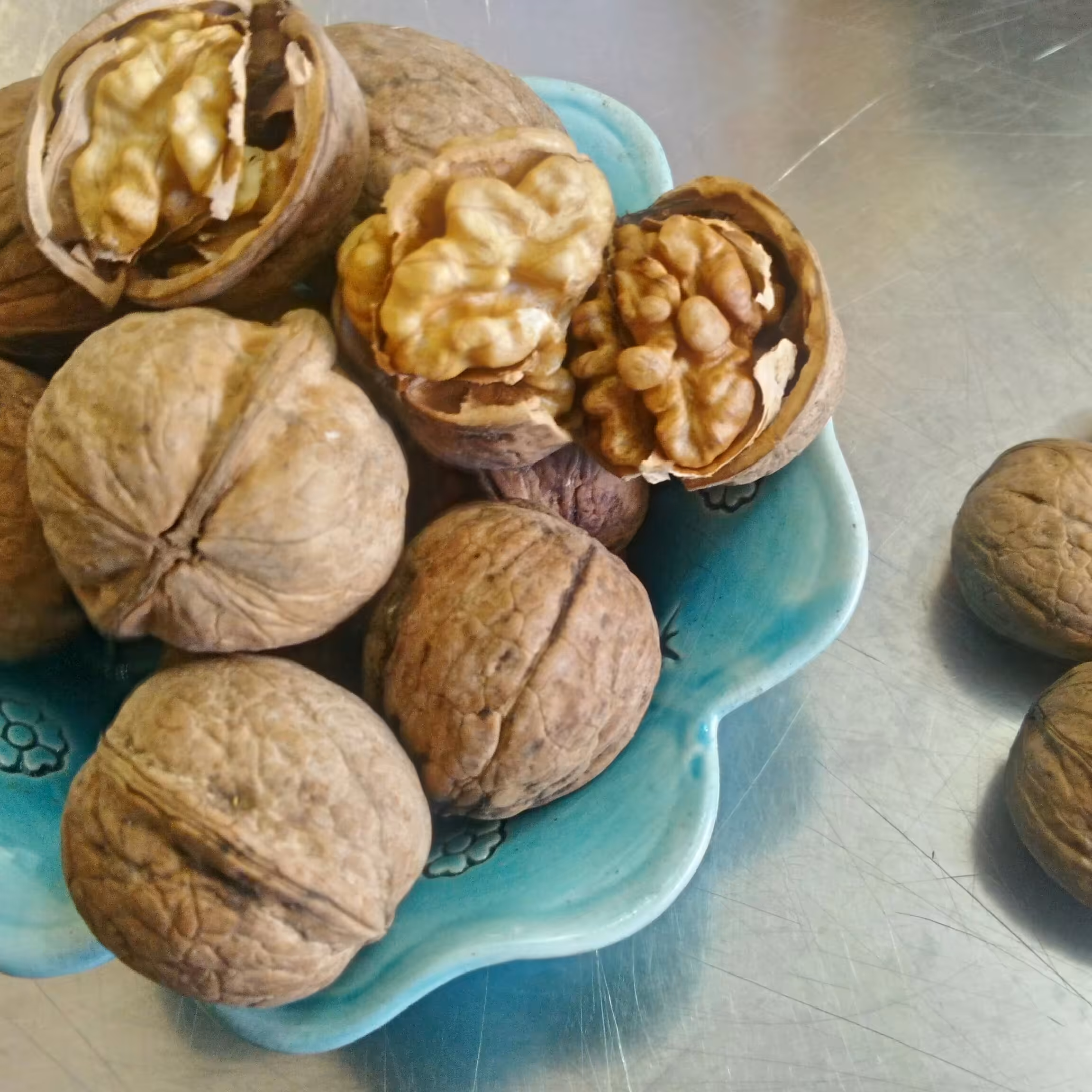 گردو پوست کاغذی و مغز قهوه آیی 