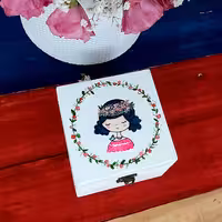 جعبه چوبی  طرح دختر فانتزی ابعاد 10در10در10سانتیمتر طراحی شده با دست و رنگ اکریلیک قابل تمیز کردن با دستمال مرطوب