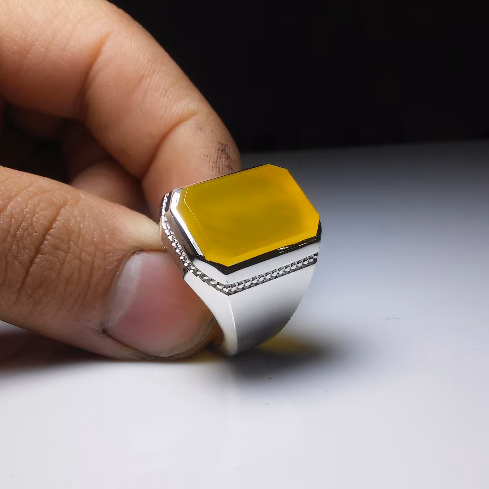 انگشتر عقیق زرد