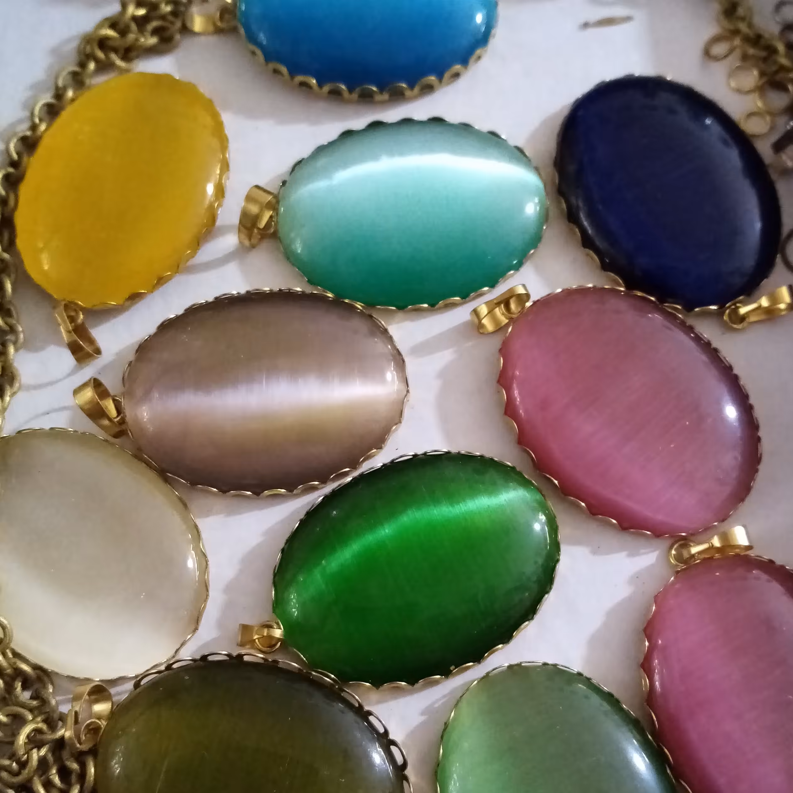 گردنبندبرنجی رو لباسی بزرگ