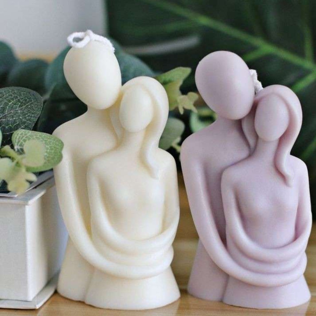 شمع مدل اغوش در رنگ بندی مورد علاقه شما  همراه با رایحه انتخابی شما بسیار زیبا و دلبر