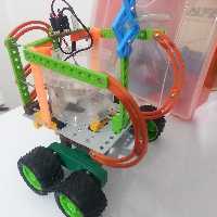 ربات آتش نشان مجهز به پمپ آب و دسته کنترل