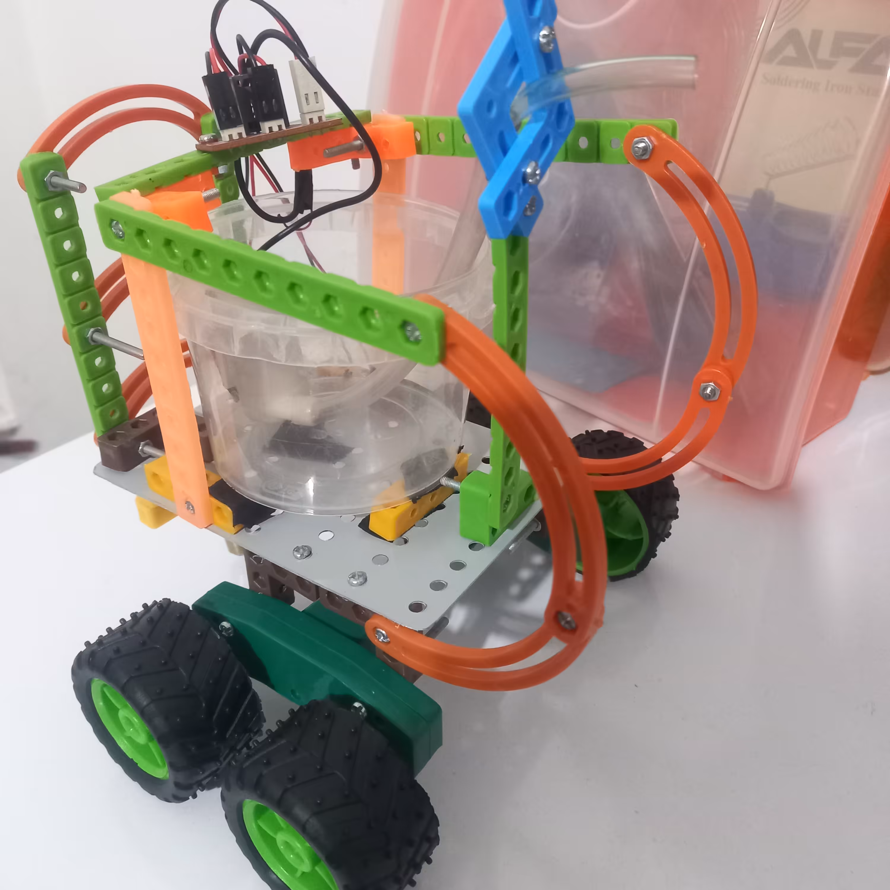 ربات آتش نشان مجهز به پمپ آب و دسته کنترل