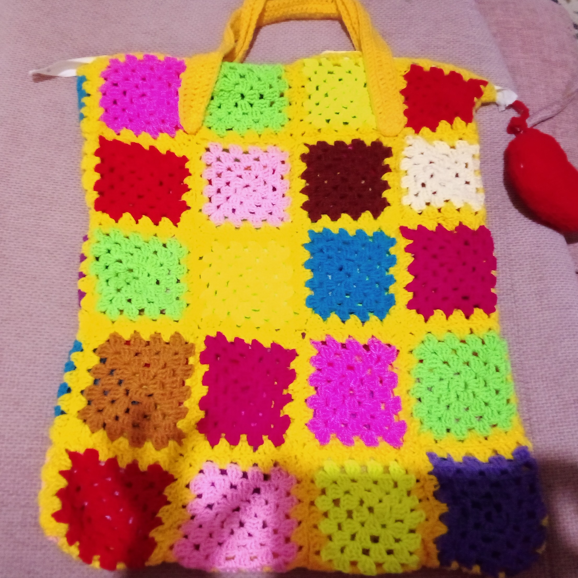 کیف بافتنی بزرگ رو دوشی  مدل بافت چهل تکه موتیف