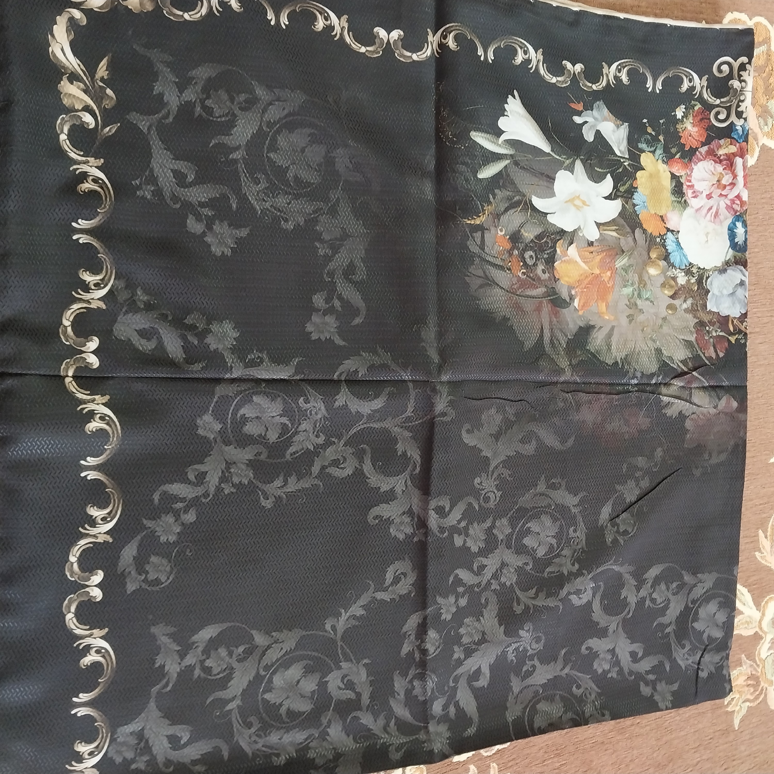 روسری قواره بزرگ دور دست دور  سرخور خیلی شیک قواره 140تعداد 3عدد موجود