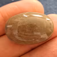 نگین عقیق کلسدونی کاملا طبیعی و با اصالت تراش دست مدل دامله بیضی 
