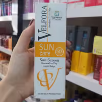 کرم ضدآفتاب ولفرا رنگی بژ روشن spf 50 مناسب پوست خشک و نرمال 40 گرم