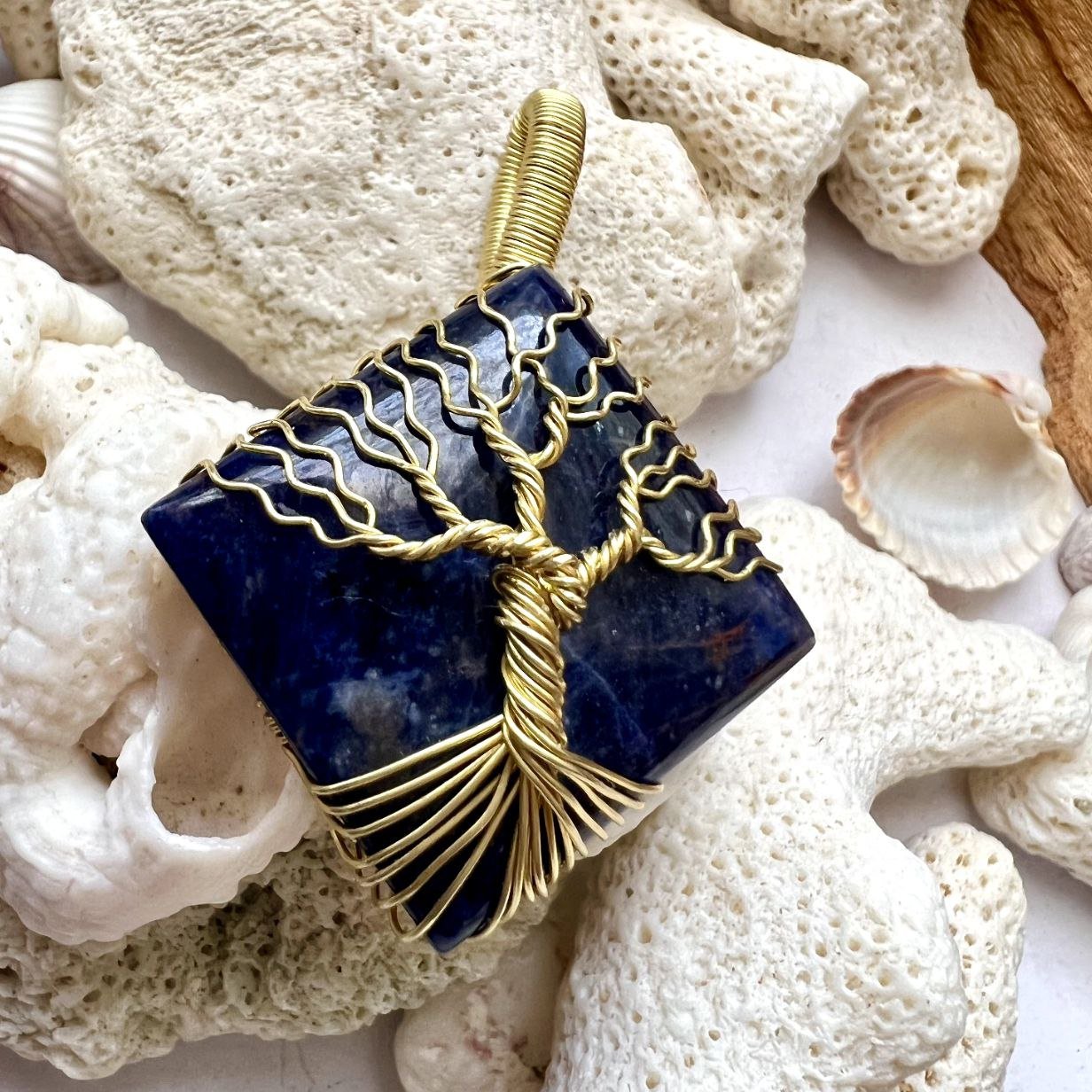 گردنبند درخت زندگی برنز با سنگ طبیعی سودالیت آبی ماداگاسکار
به همراه زنجیر
در باکس کادویی
ارسال رایگان