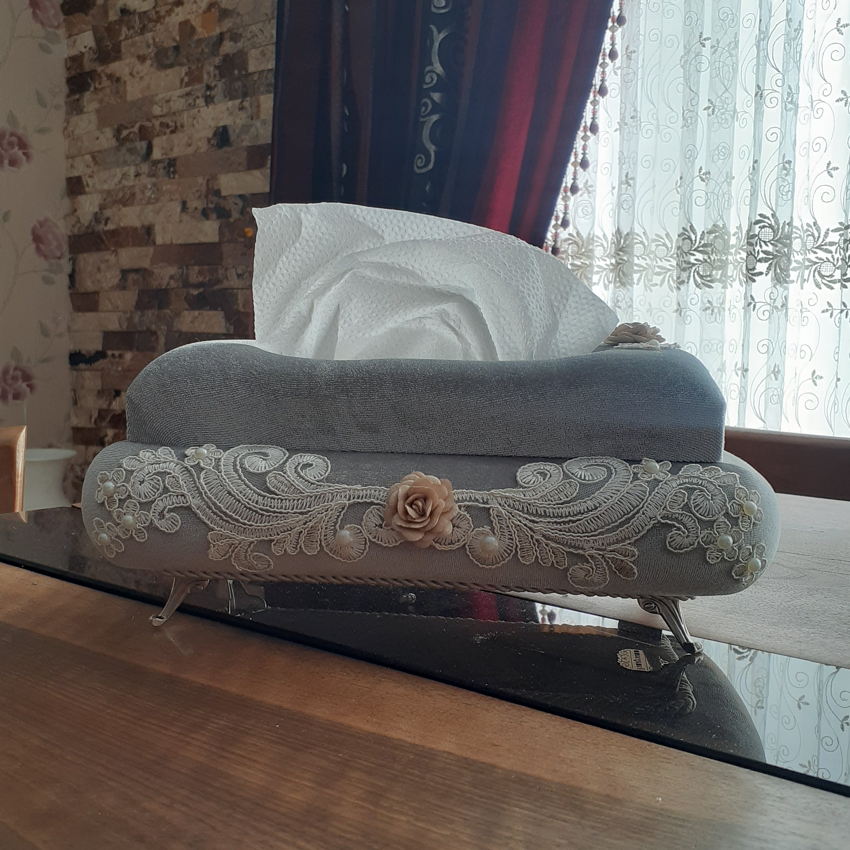 جادستمال طوسی  مخمل با دیزاین دانتل وگل