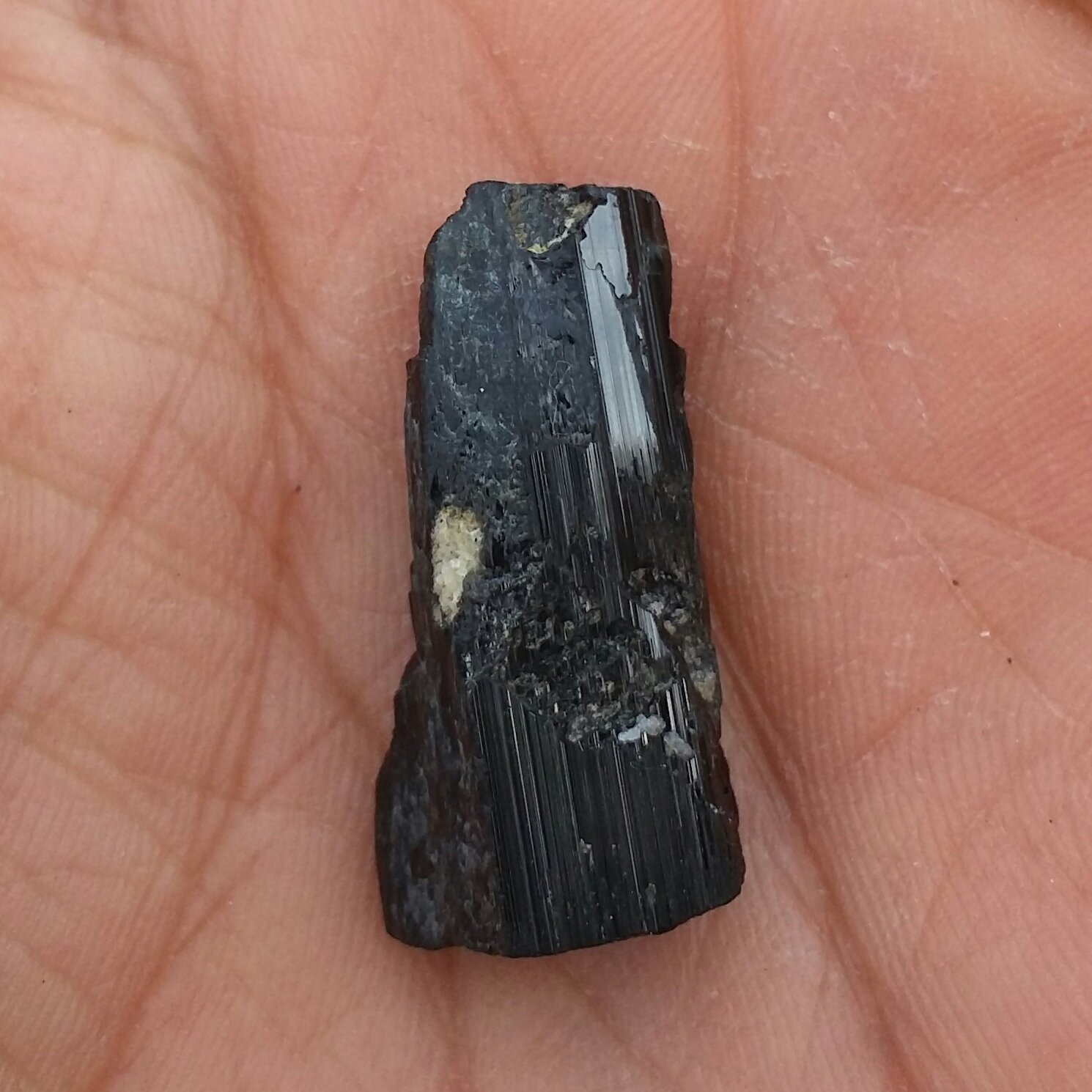 سنگ راف تورمالین شرول وارداتی ارزشمند شاهکار خلقت 100درصد طبیعی مناسب جهت کلکسیون و ساخت نگین کد 9530