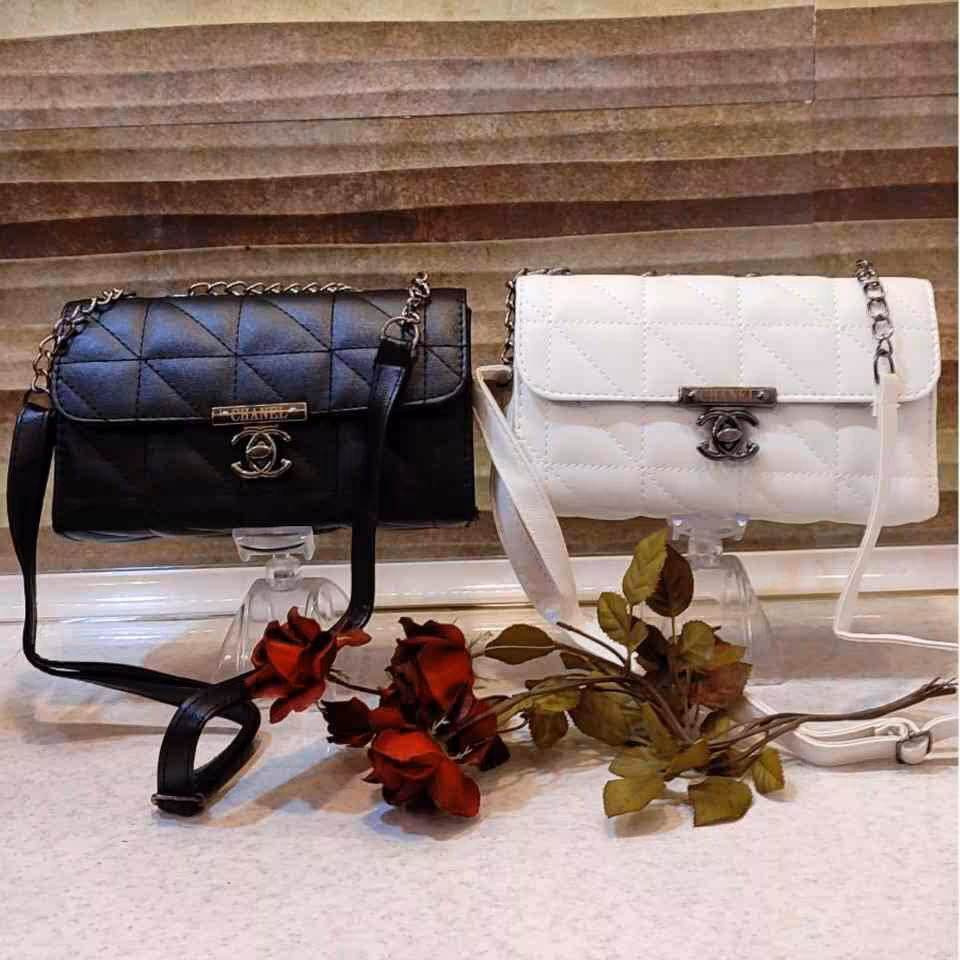 کیف پاسپورتی دارای 2 رنگ سفید و مشکی 