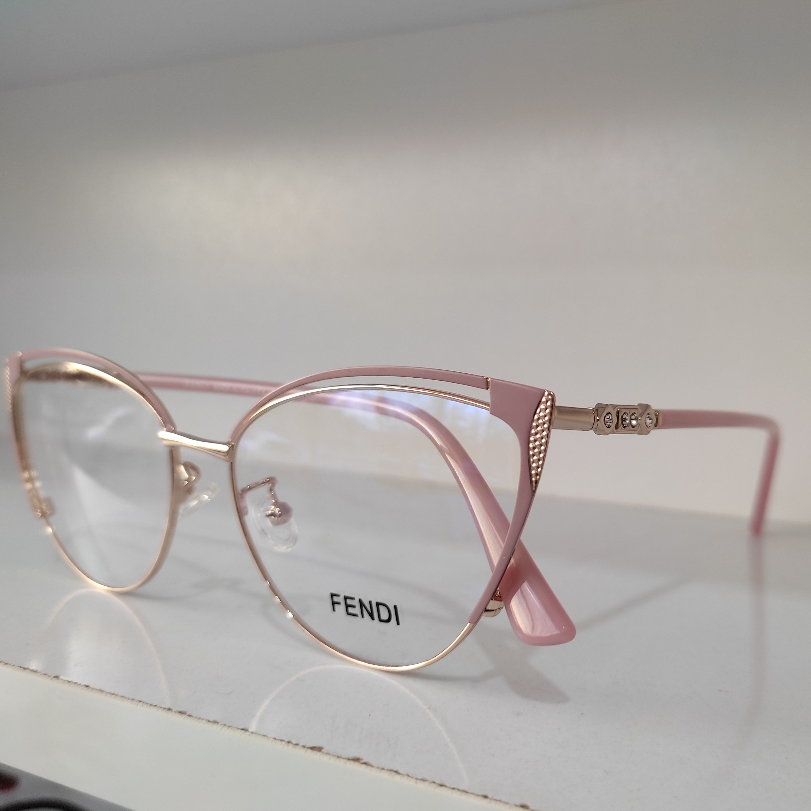 عینک طبی فلزی
برند فندی 
در رنگبندی مختلف 