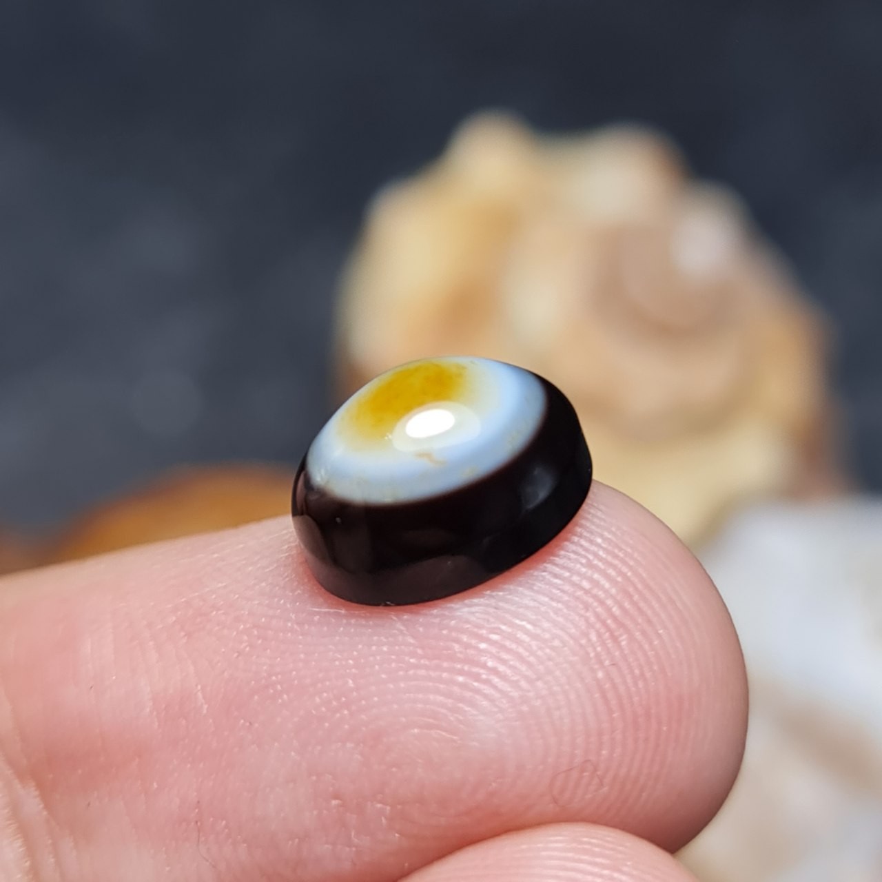 نگین فوق العاده زیبای سنگ عقیق سه پوست باباقوری اصل معدنی
کد  28082